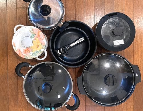 大小様々な調理器具を取り揃え中です。