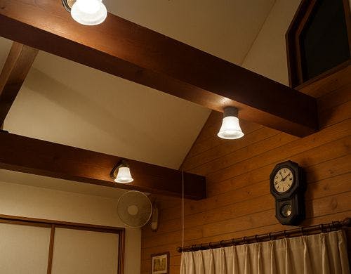 吹き抜け天井の室内