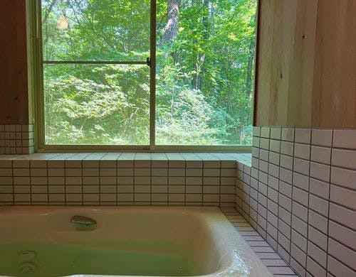 ブラインドを開けて露天温泉気分に