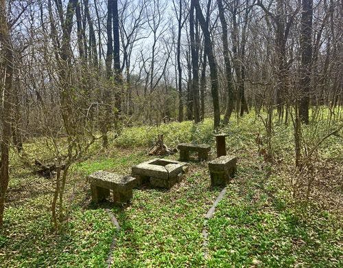 敷地内に石製のテーブルと椅子があります。