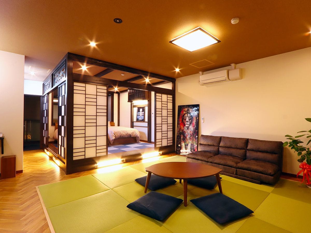 ห้องนั่งเล่นกว้างขวางประมาณ 12 เสื่อญี่ปุ่น