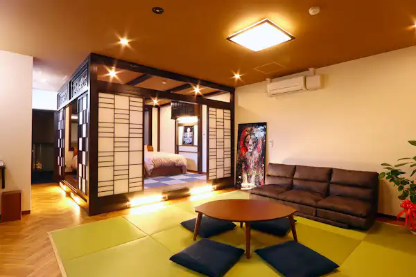 ห้องนั่งเล่นกว้างขวางประมาณ 12 เสื่อญี่ปุ่น