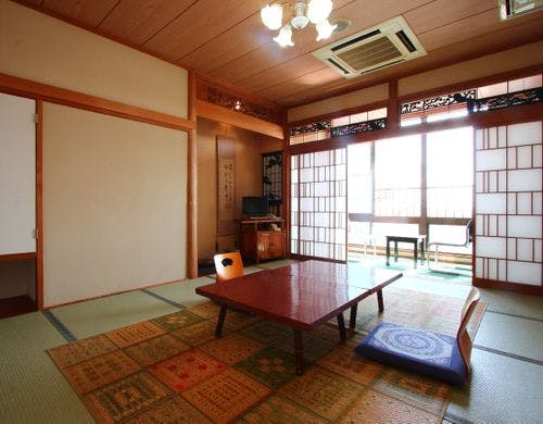 ペットも一緒に泊まれる10畳のお部屋です。