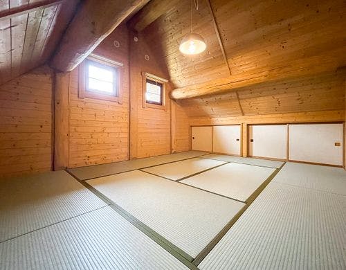 和室の他にベッドのお部屋もございます。