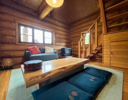 丸太をふんだんに使ったログハウス