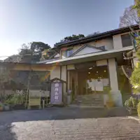 *【ด้านนอก (กลางวัน)】ทางเข้าด้านหน้า