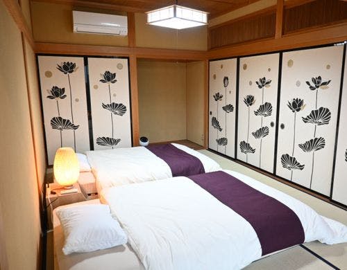 蓮の影絵が印象的な6畳の客室。