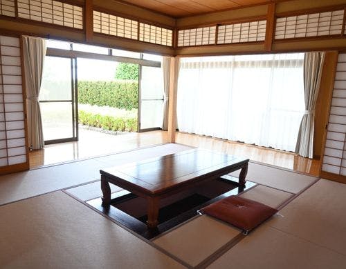 敢えてテレビを置いていない当館。