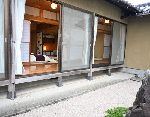 縁側に座りながら、何もしない贅沢を楽しむ