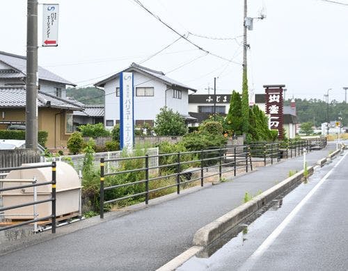 看板を目印に左手にお曲がり下さい