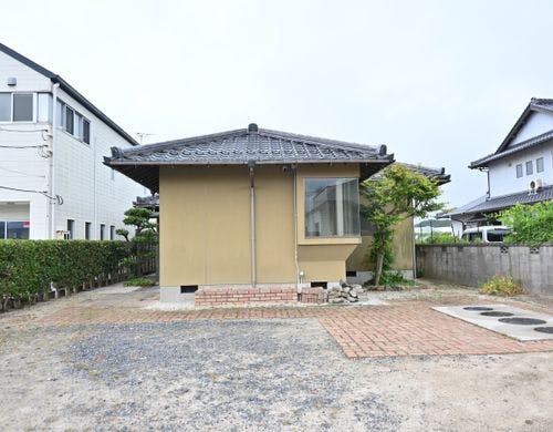 2台まで停まれるスペースがございます。