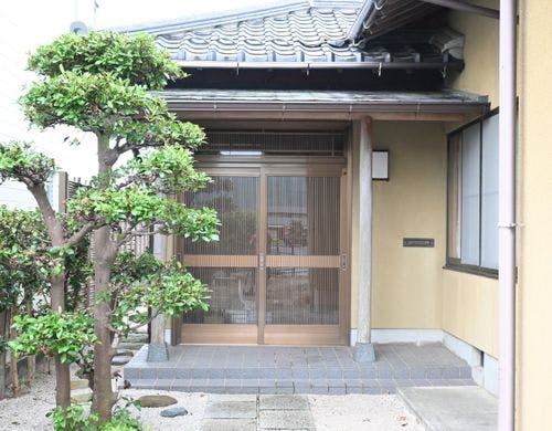 玄関はこちらから。