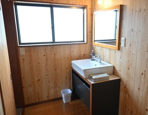 身支度やお手洗いはこちらの洗面所で。