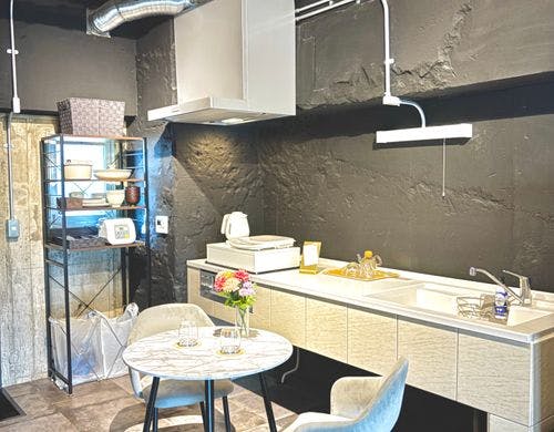 快適なキッチンとおしゃれなテーブル