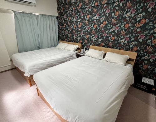ダブルベッド2台で最大4名様まで宿泊可能