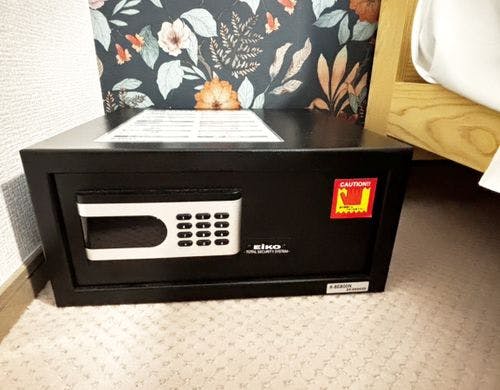 暗証番号式のセーフティボックスで貴重品も