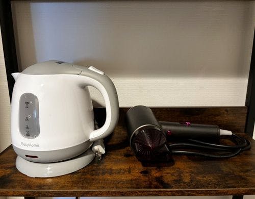 湯沸かしポットとドライヤー完備。