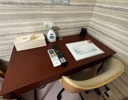 シンプルなデスク&チェアを設置。