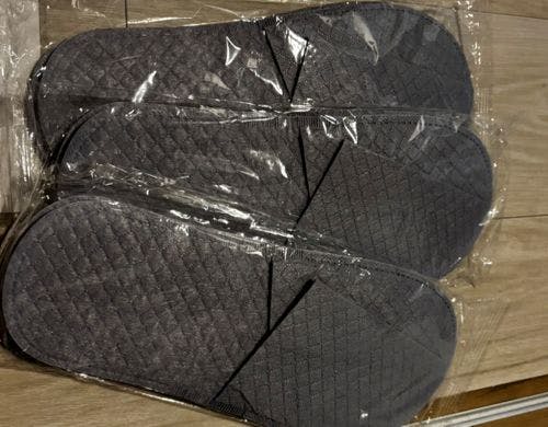 客室内用スリッパあり。