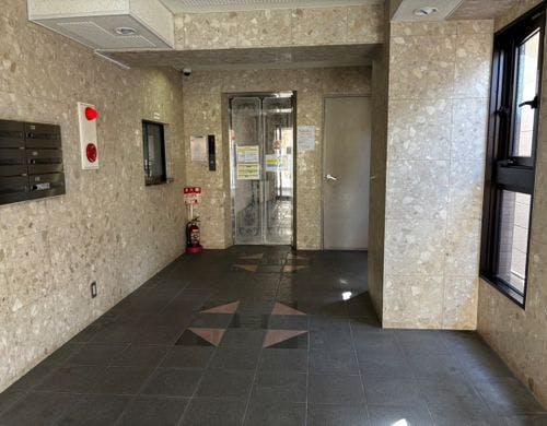 ガラス扉の入口でスムーズに入館。