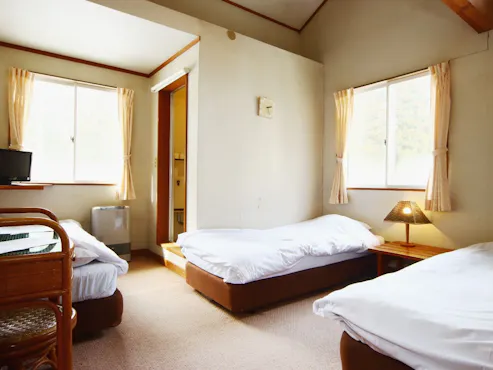 ห้องพักแบบตะวันตกสำหรับ 3 ท่าน (พร้อมอ่างอาบน้ำและห้องน้ำในตัว)