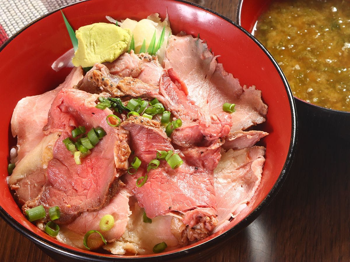 【อาหาร】 มีข้าวหน้าทะเลและข้าวหน้าเนื้อหลากหลายประเภท