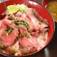 【อาหาร】 มีข้าวหน้าทะเลและข้าวหน้าเนื้อหลากหลายประเภท