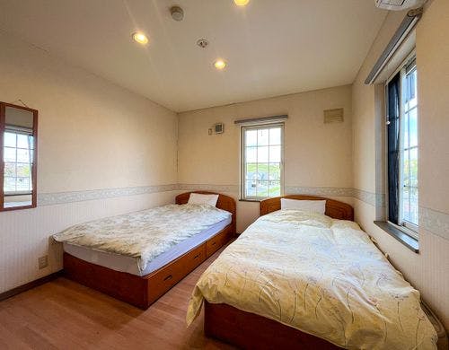 #ツイン　窓からは柔らかな光が差し込む。