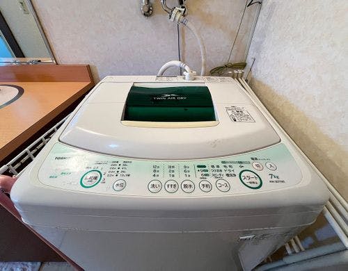 #脱衣所に洗濯機がございます。