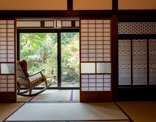 広縁と欄間側から見る日本庭園