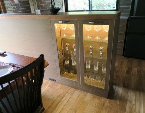 オーナー拘りの照明付き食器棚