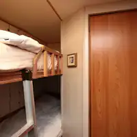 Kamar di area taman dengan pemandangan hijau dari jendela.