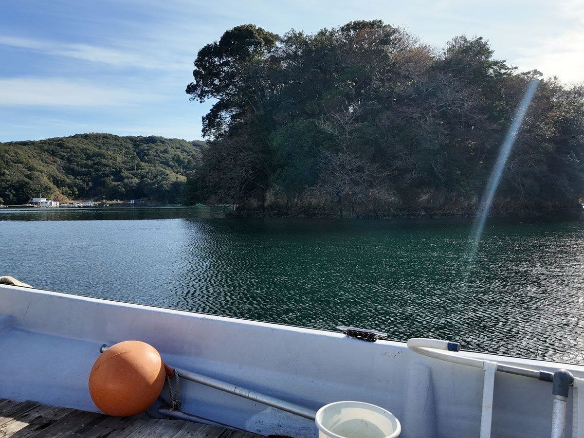 Nikmati pemandangan pulau-pulau yang terlihat dari atas kapal.