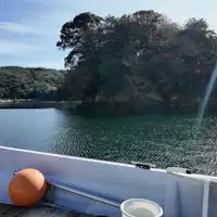 Nikmati pemandangan pulau-pulau yang terlihat dari atas kapal.