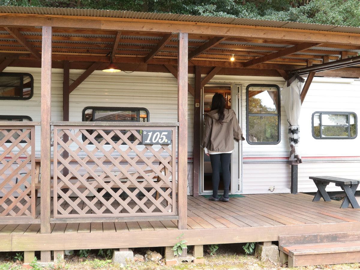 Rumah trailer dengan dek pribadi.