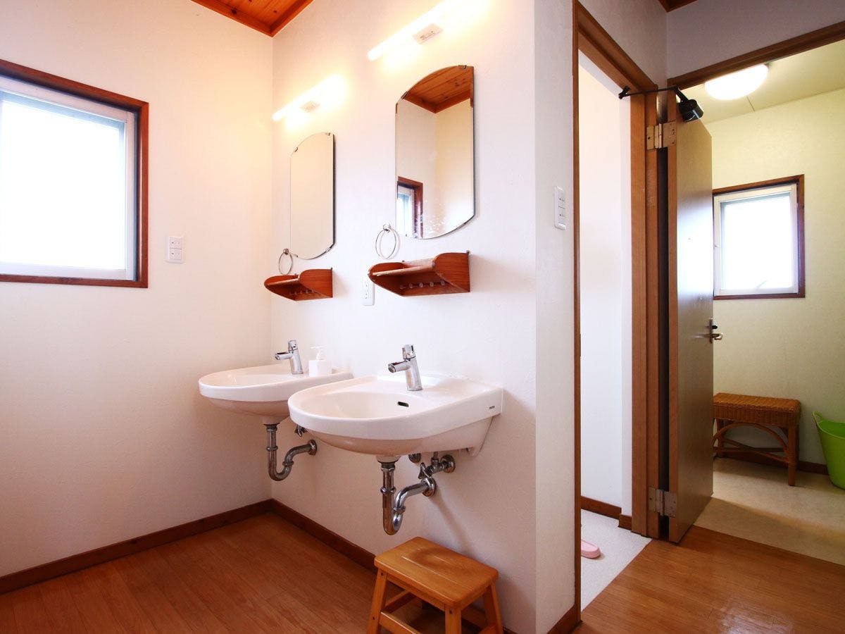 ห้องน้ำและอ่างล้างหน้าแบบใช้ร่วมกัน