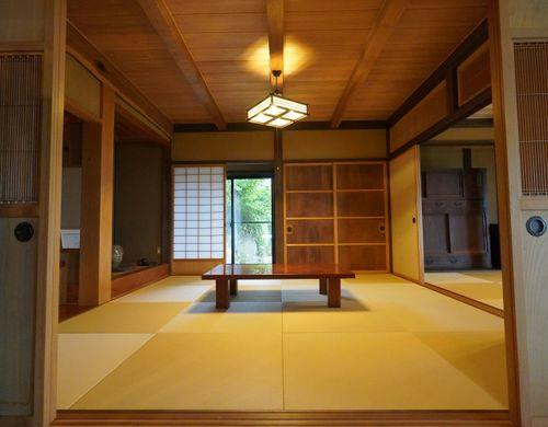 布団でお休みいただける、広々した和室。