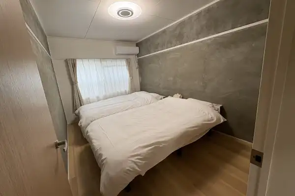 ・ห้องนอน 1: มีเครื่องปรับอากาศครบครัน พักผ่อนได้อย่างสบาย