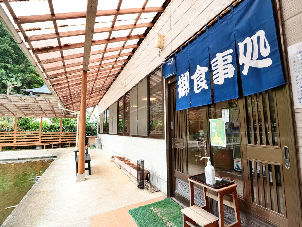 เป็นร้านอาหารที่อยู่ติดกับบ่อตกปลา