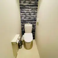 Tandas di tingkat 1 dan 2 (dengan bidet tempat duduk dipanaskan)