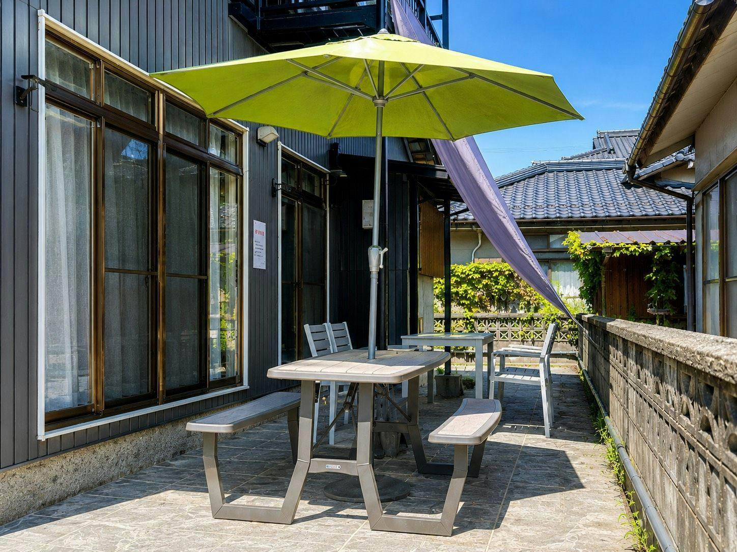 建物旁的戶外BBQ空間