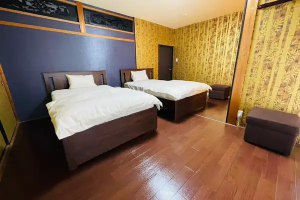 Bilik tidur di tingkat bawah dengan 2 katil semi-double