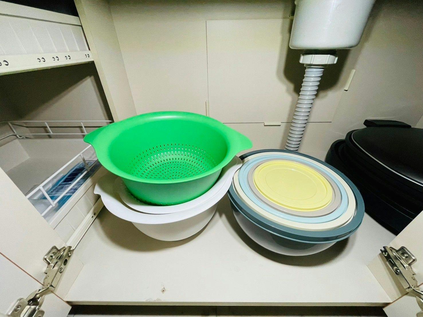 備有各式碗與濾盆