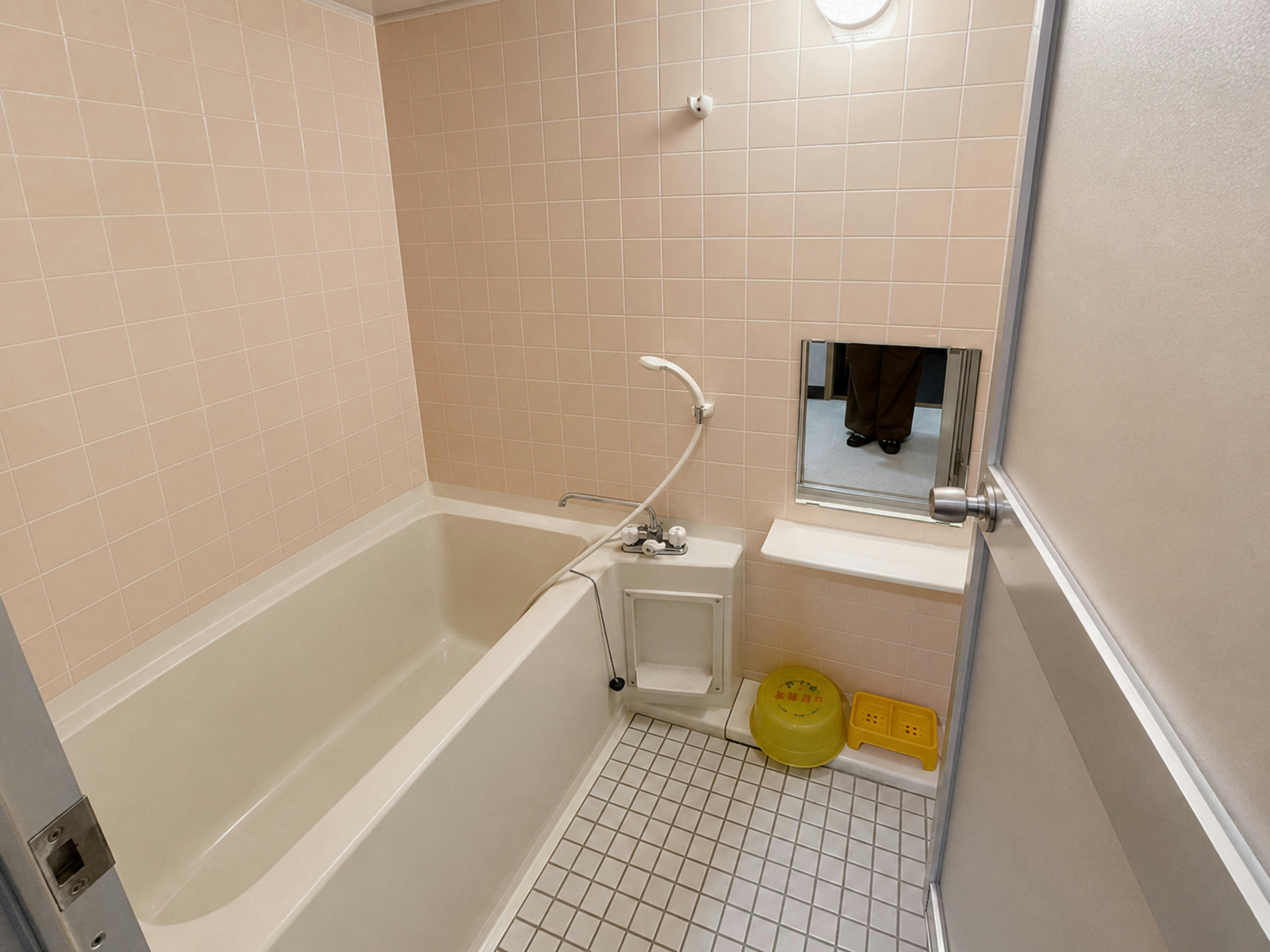 Kamar 3 orang Gedung Barat dengan kamar mandi dan toilet