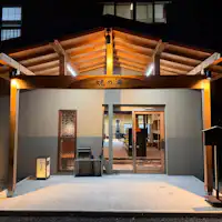 Tampilan eksterior yang diterangi lampu