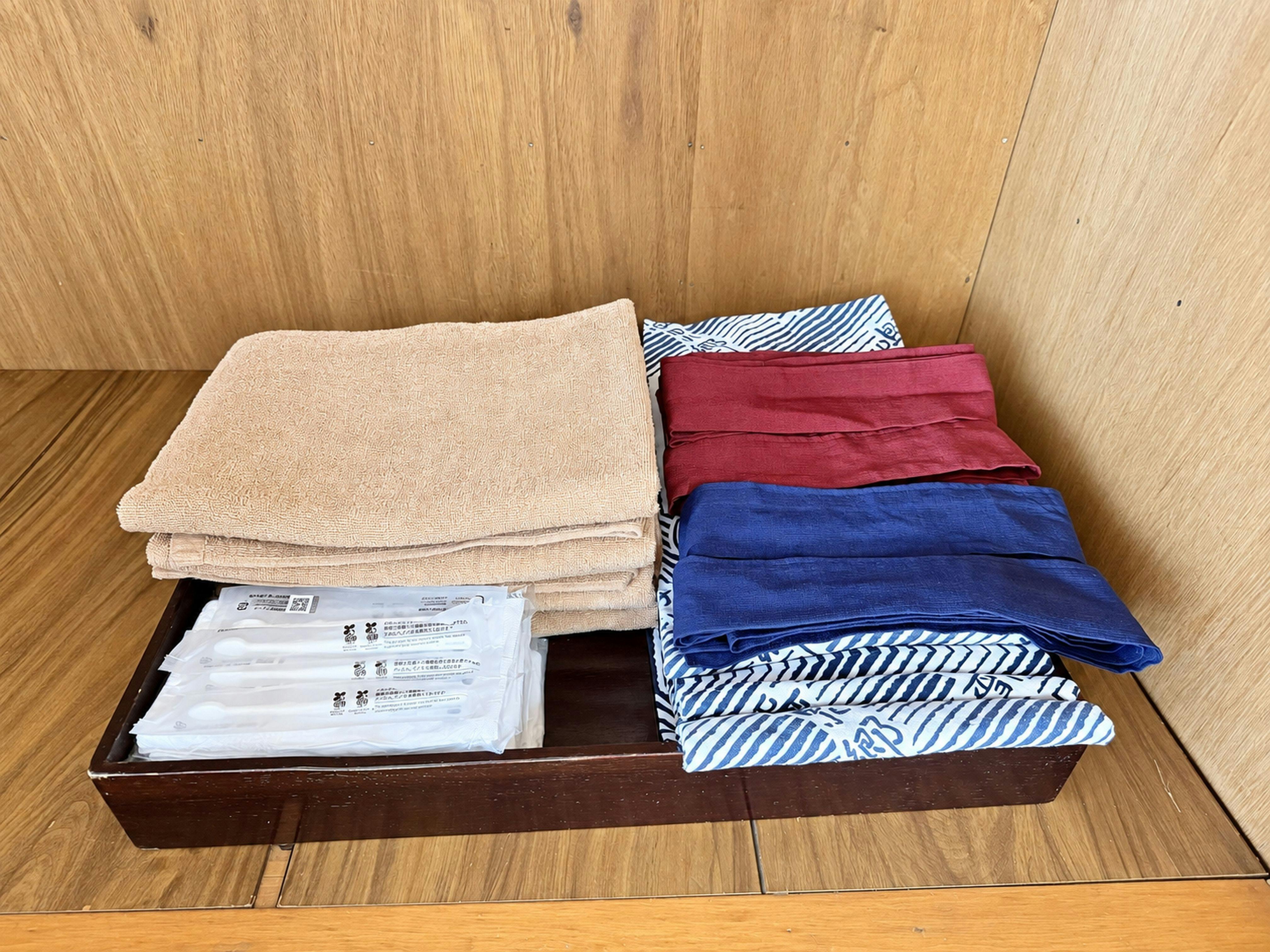 Kami menyediakan yukata dan handuk.