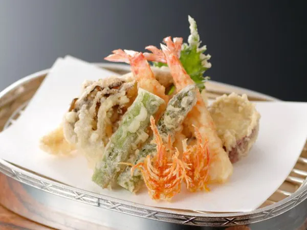 【和食ディナー付】日本料理「山里」の会席ディナーで天ぷらや寿しをたのしむ(夕朝食付)