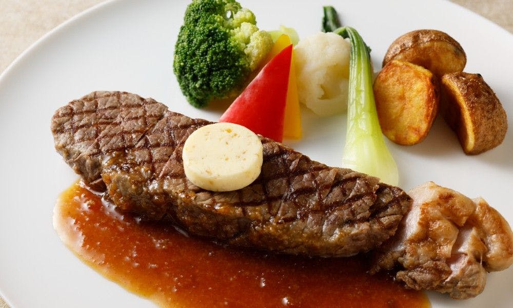 【洋食ディナー】カジュアルダイニング「カメリア」で国産牛ステーキセットをたのしむ（夕朝食付）