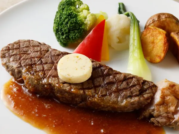【洋食ディナー】カジュアルダイニング「カメリア」で国産牛ステーキセットをたのしむ(夕朝食付)