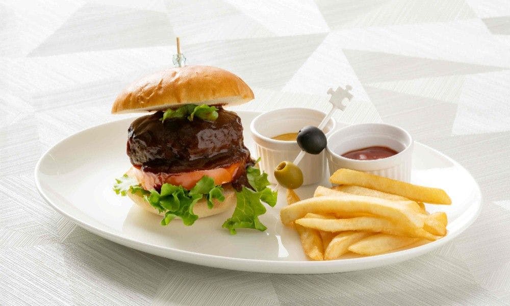 5種の選べるメイン料理・地産地消ディナー＆オークラ伝統フレンチトーストをお部屋で（夕朝食付）